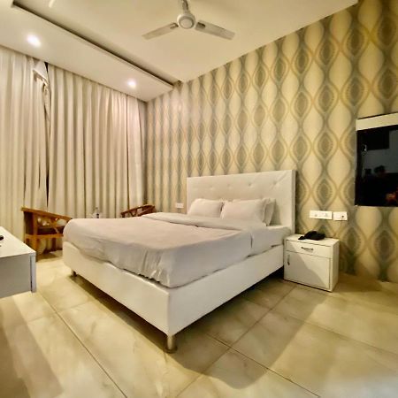 Hotel Hollywood - Family Hotel Zirakpur Esterno foto