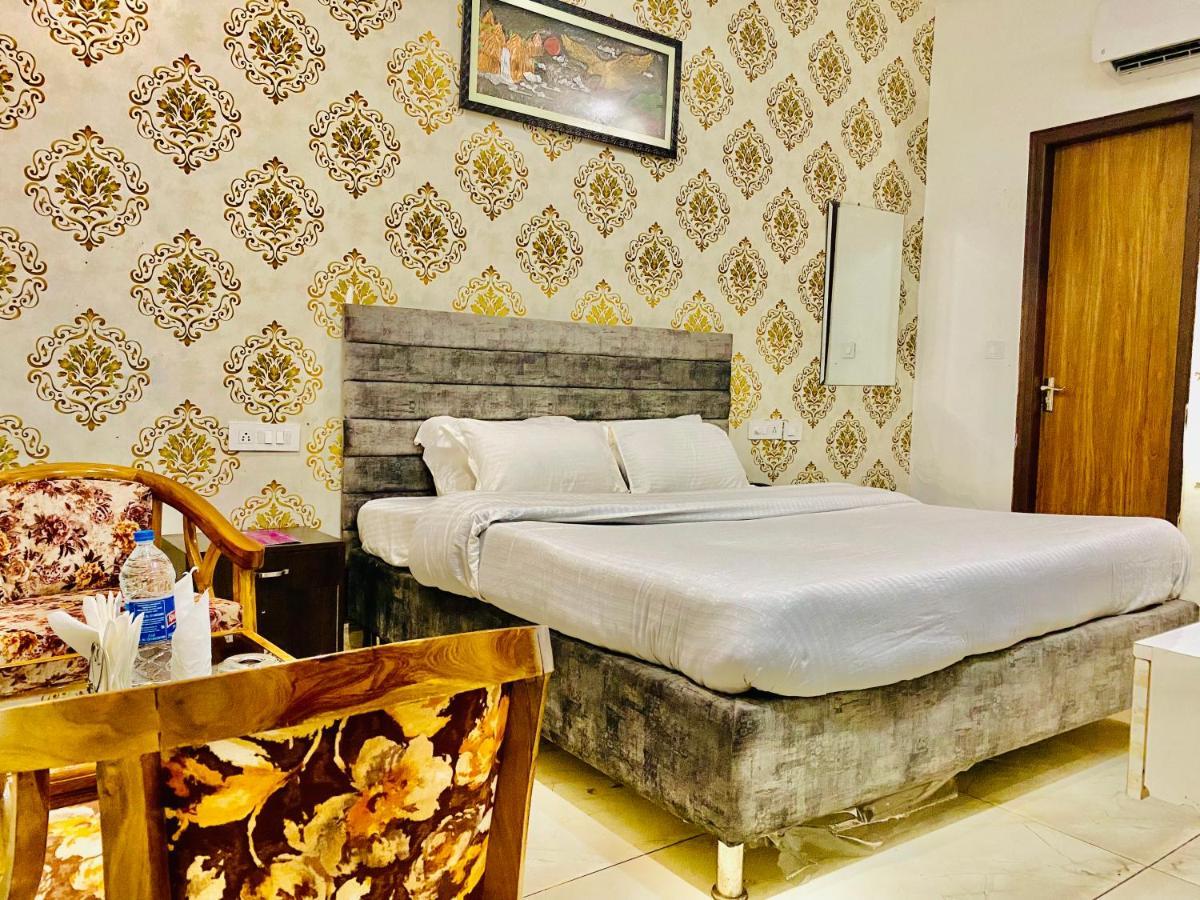 Hotel Hollywood - Family Hotel Zirakpur Esterno foto
