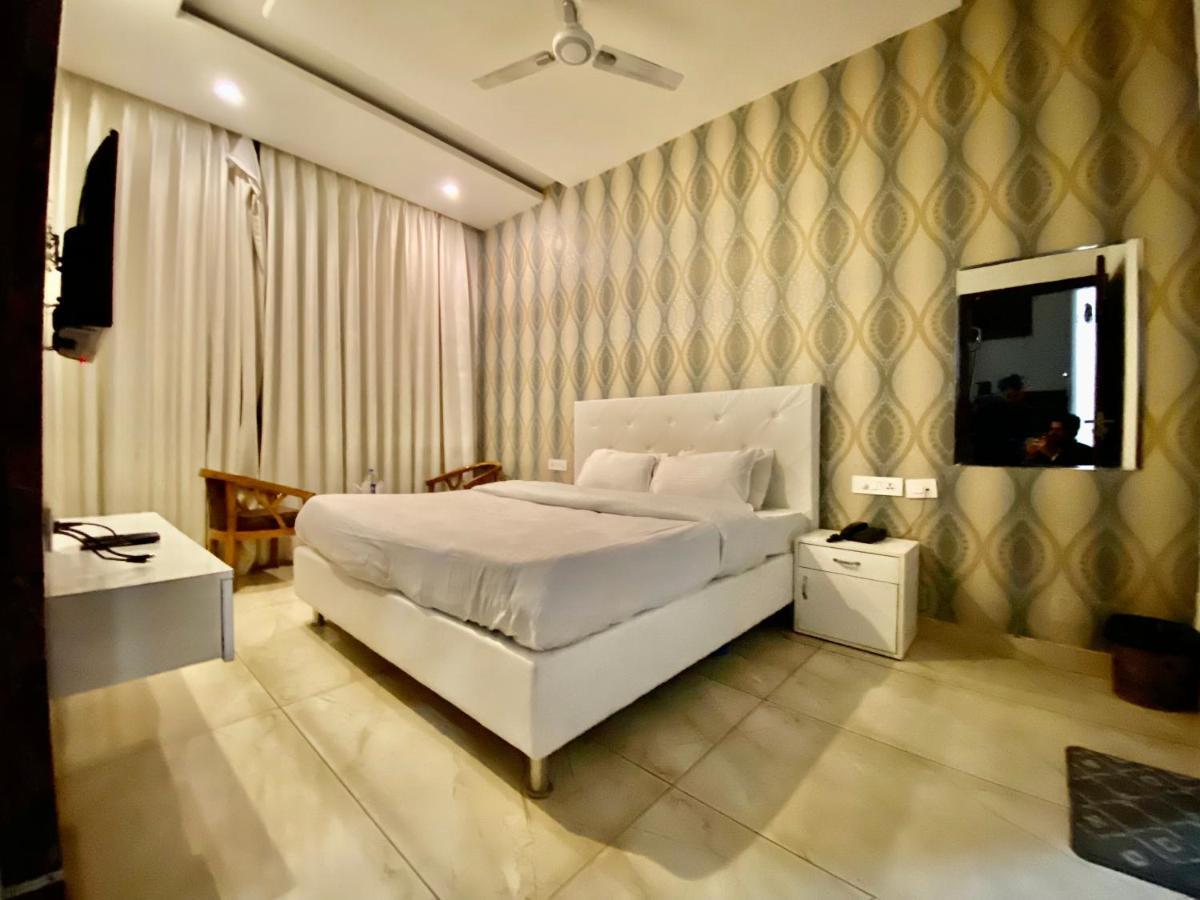 Hotel Hollywood - Family Hotel Zirakpur Esterno foto