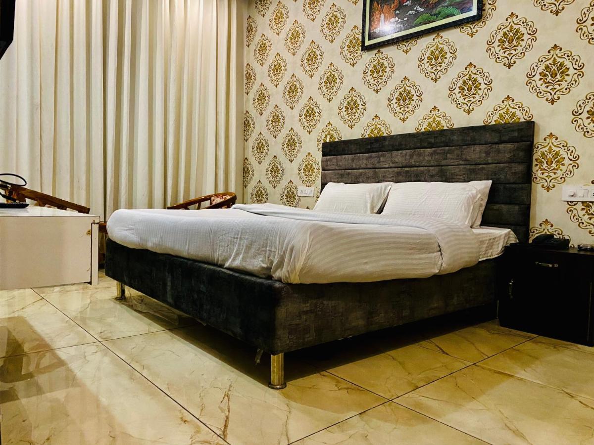 Hotel Hollywood - Family Hotel Zirakpur Esterno foto