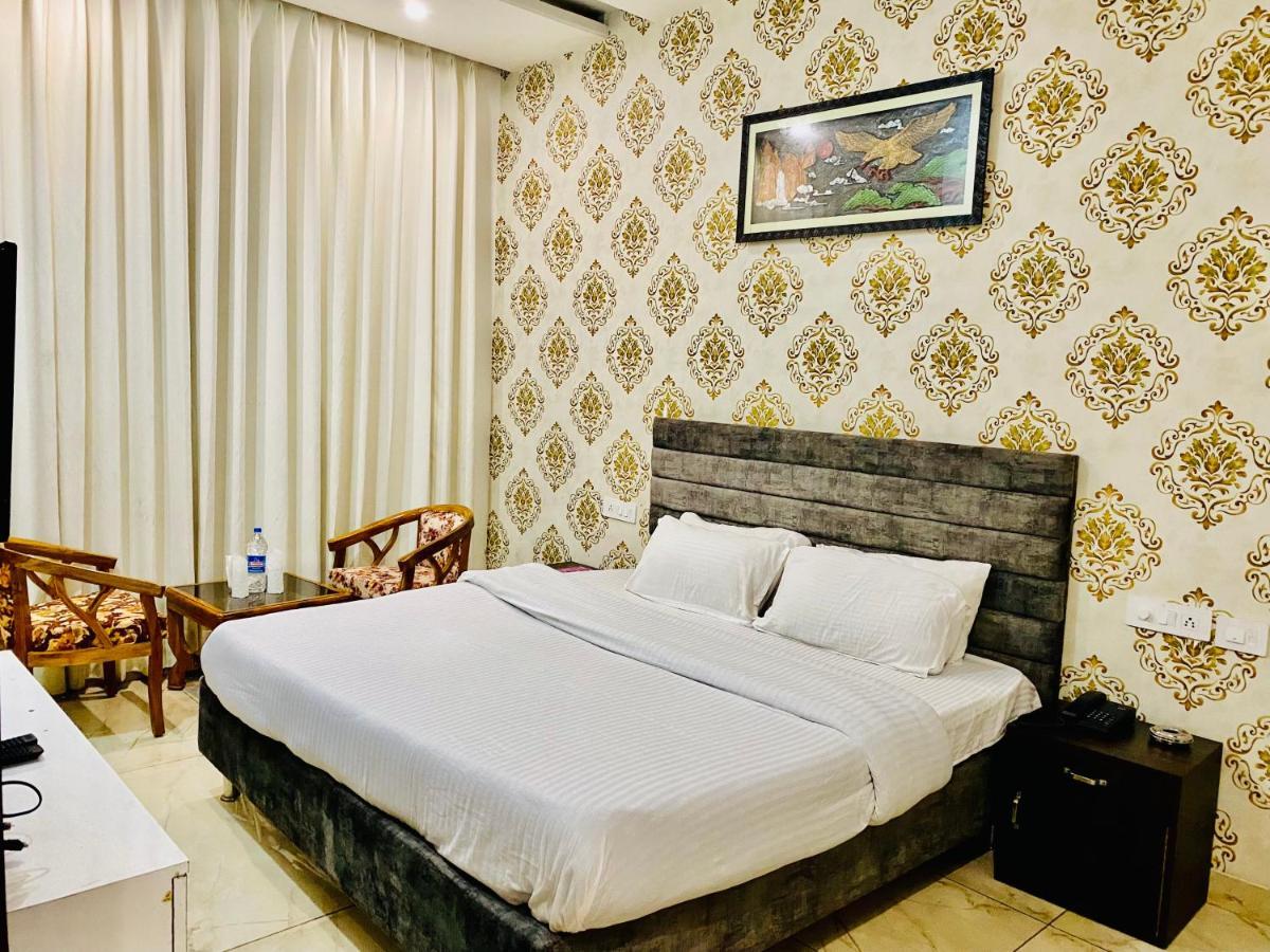 Hotel Hollywood - Family Hotel Zirakpur Esterno foto