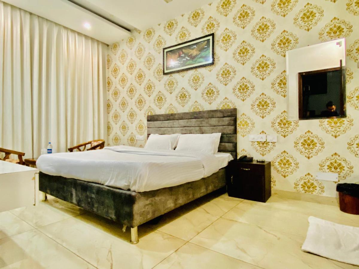 Hotel Hollywood - Family Hotel Zirakpur Esterno foto