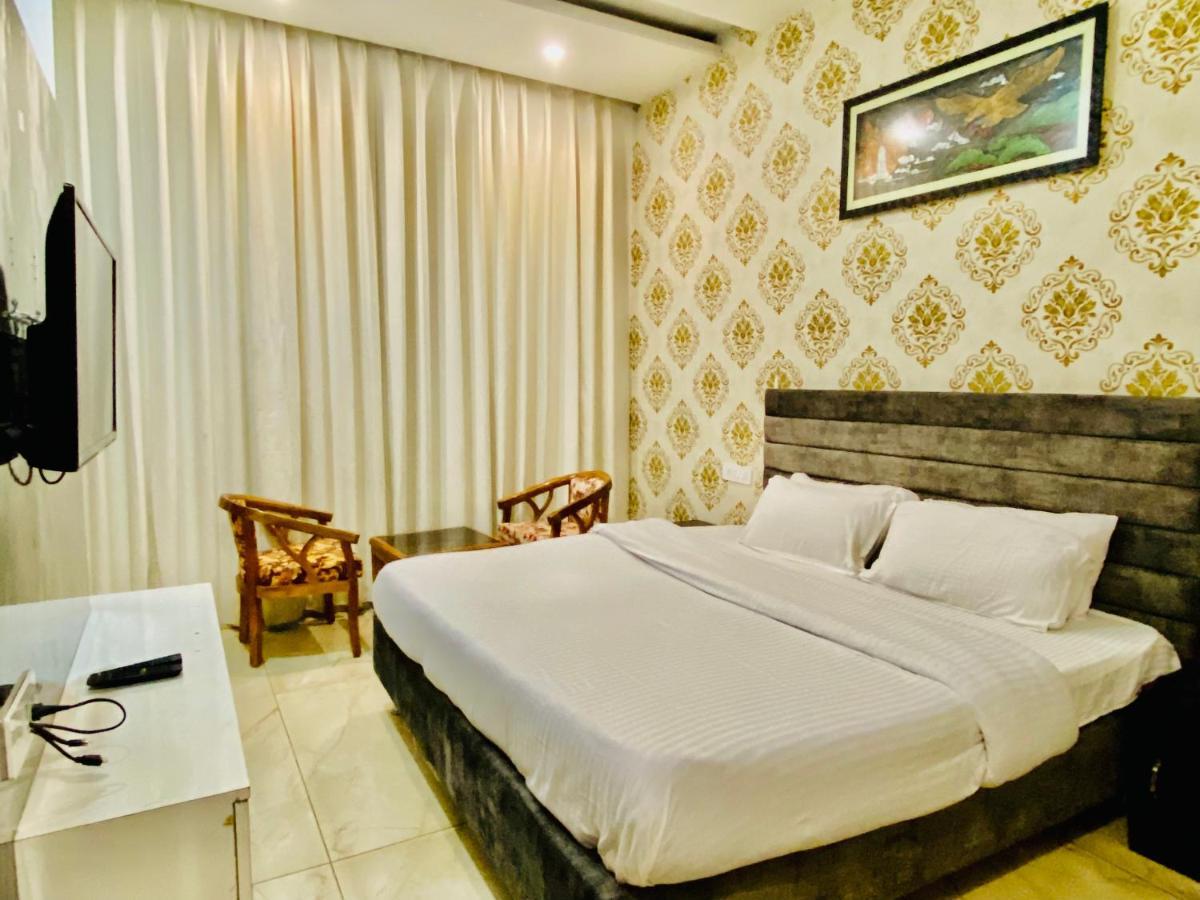 Hotel Hollywood - Family Hotel Zirakpur Esterno foto
