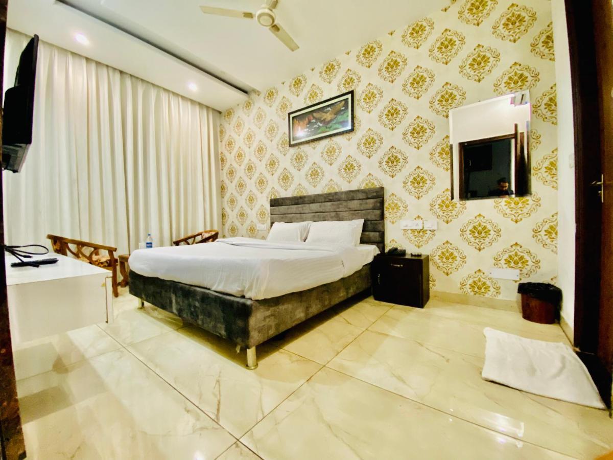 Hotel Hollywood - Family Hotel Zirakpur Esterno foto