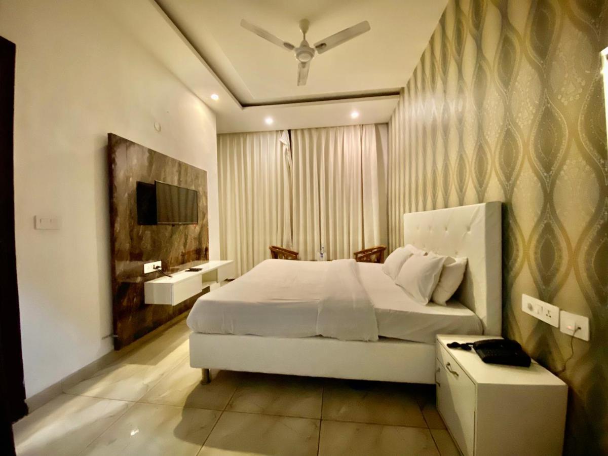 Hotel Hollywood - Family Hotel Zirakpur Esterno foto