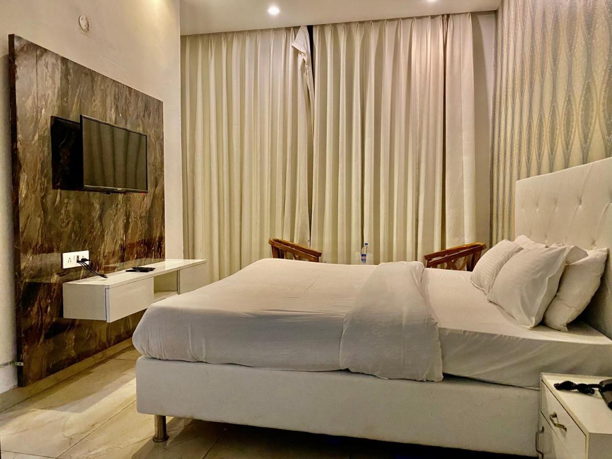 Hotel Hollywood - Family Hotel Zirakpur Esterno foto