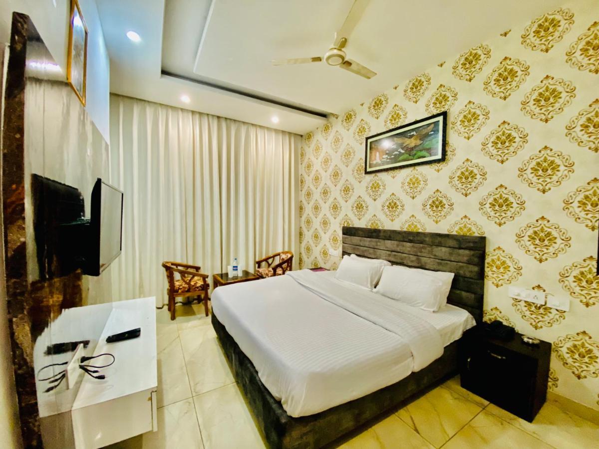 Hotel Hollywood - Family Hotel Zirakpur Esterno foto