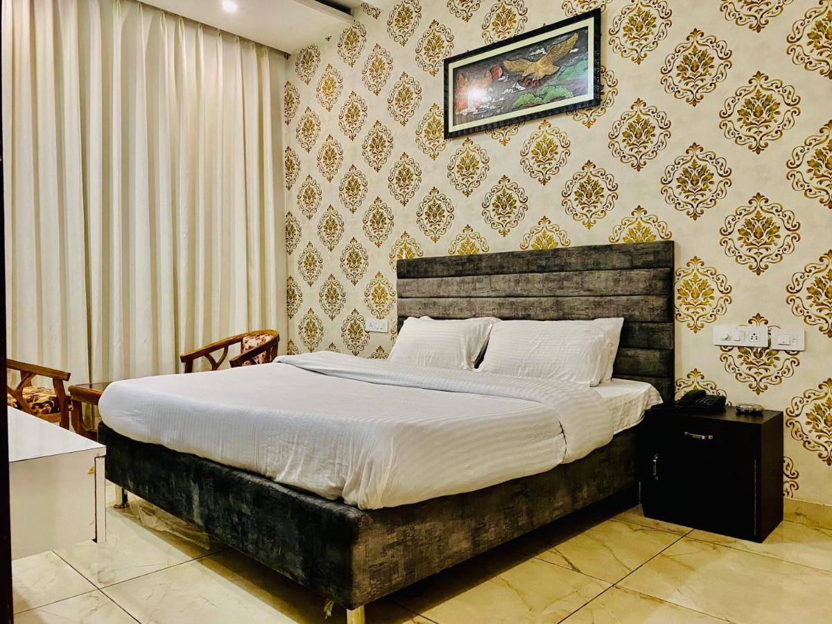 Hotel Hollywood - Family Hotel Zirakpur Esterno foto